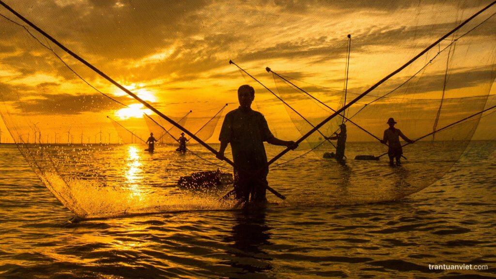 A DAY AS A MEKONG FISHERMAN